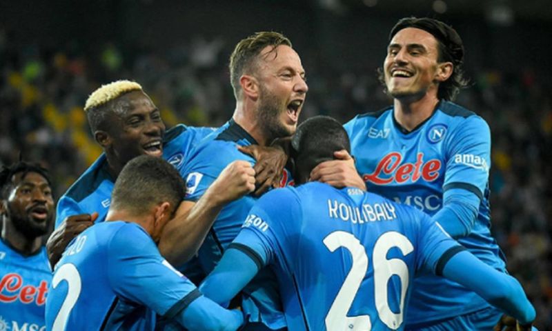 O confronto histórico entre Napoli e Bologna é cheio de tensão