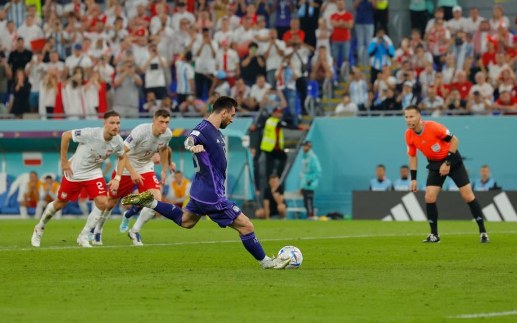 Lionel Messi cobra pênalti durante a Copa do Mundo de 2022 no Catar